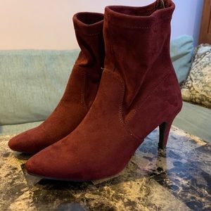 New - Size 8 Cranberry Aerosoles Ankle Boots